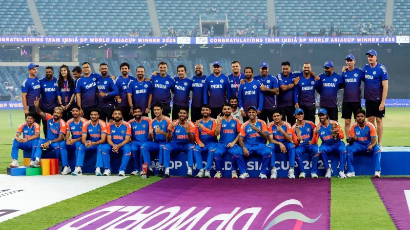 एशिया कप जीतकर मुंबई पहुंची टीम इंडिया, एयरपोर्ट पर हुआ जोरदार स्वागत